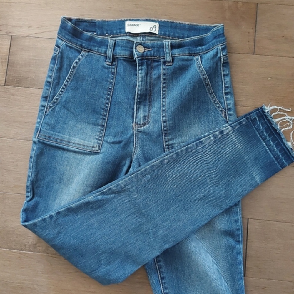 2/25$***Garage skinny jeans with pockets***